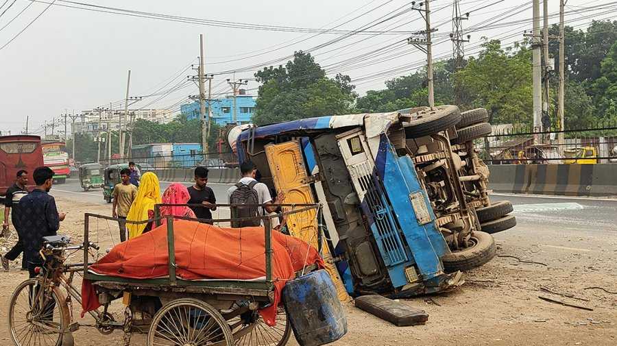 Bus Accident: নারায়ণগঞ্জে বাস দুর্ঘটনা: ১৫ জন আহত, কারণ অনুসন্ধান চলছে