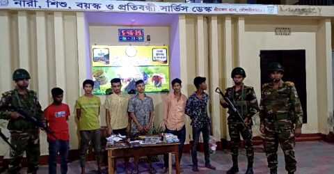 Army: সেনাবাহিনীর অভিযানে ৫ যুবক আটক